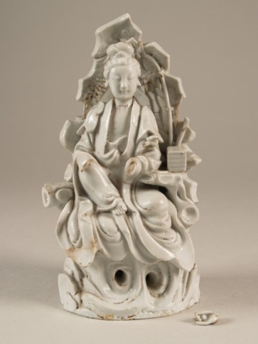Godenbeeld, voorstellende Guanyin op een zetel, blanc de chine